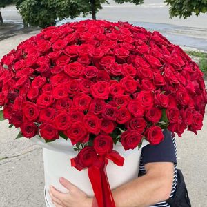 огромная шляпная коробка 101 красная роза