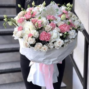 букет із кущових роз, еустом і гвоздик в Черкасах фото