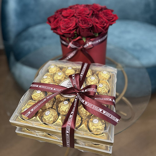 Шляпная коробка с красными розами и коробка конфет фото подарка