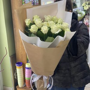 15 білих троянд в Черкасах фото букета
