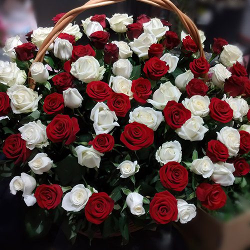 Фото товара Корзина красных и белых роз в Черкассах