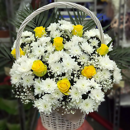 Фото товара Кошик "Білі хризантеми, жовті троянди" в Черкассах