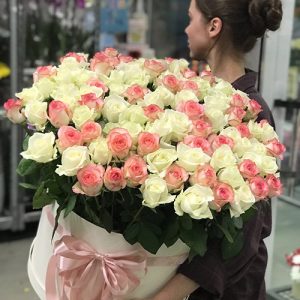 шляпная коробка 101 белая и розовая роза в Черкассах фото