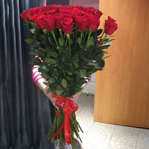 25 высоких импортных роз в Черкассах фото